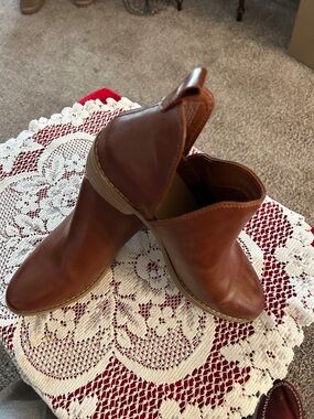 Universal Thread Chestnut Brown Leather Ankle Boot